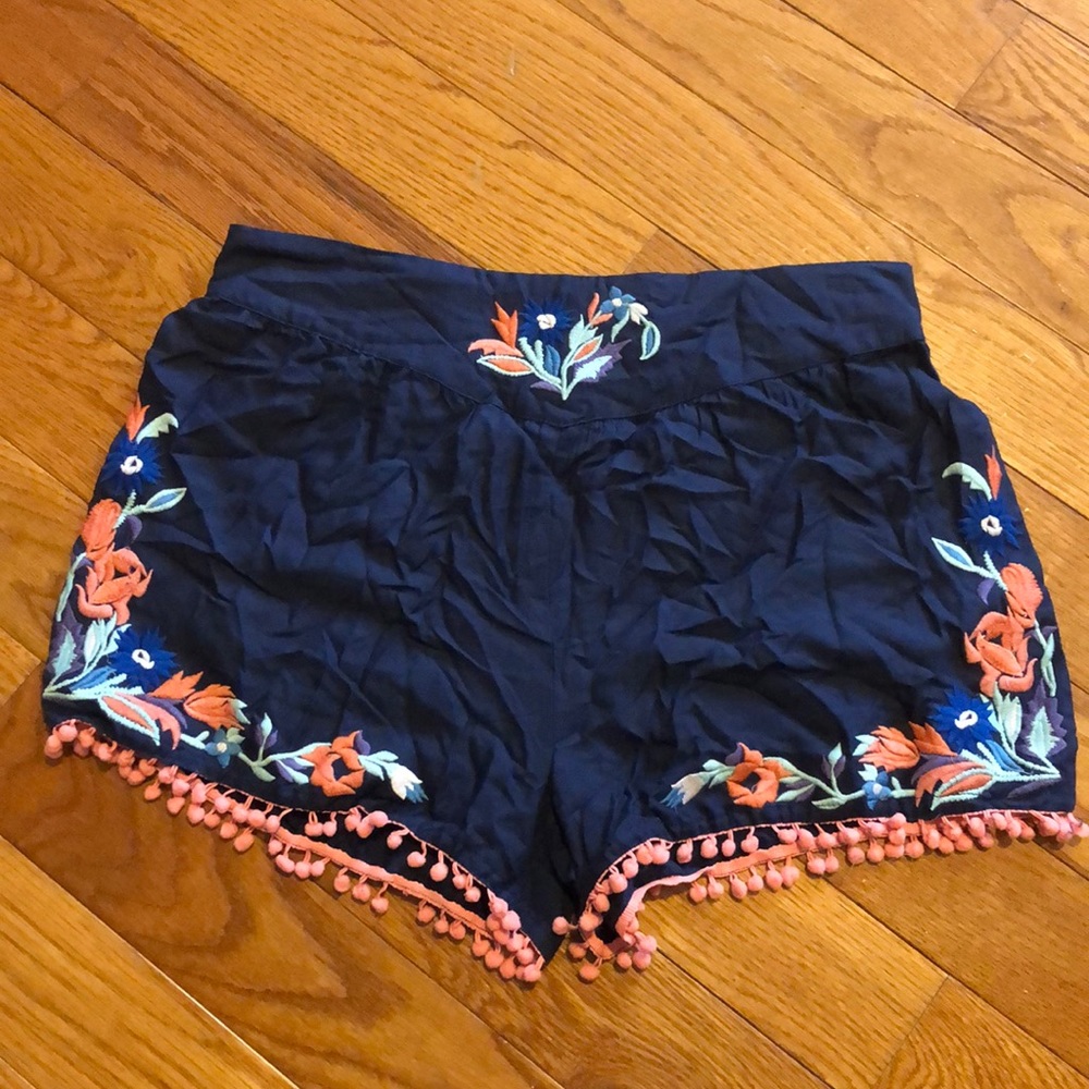 Pompom floral embroidered shorts